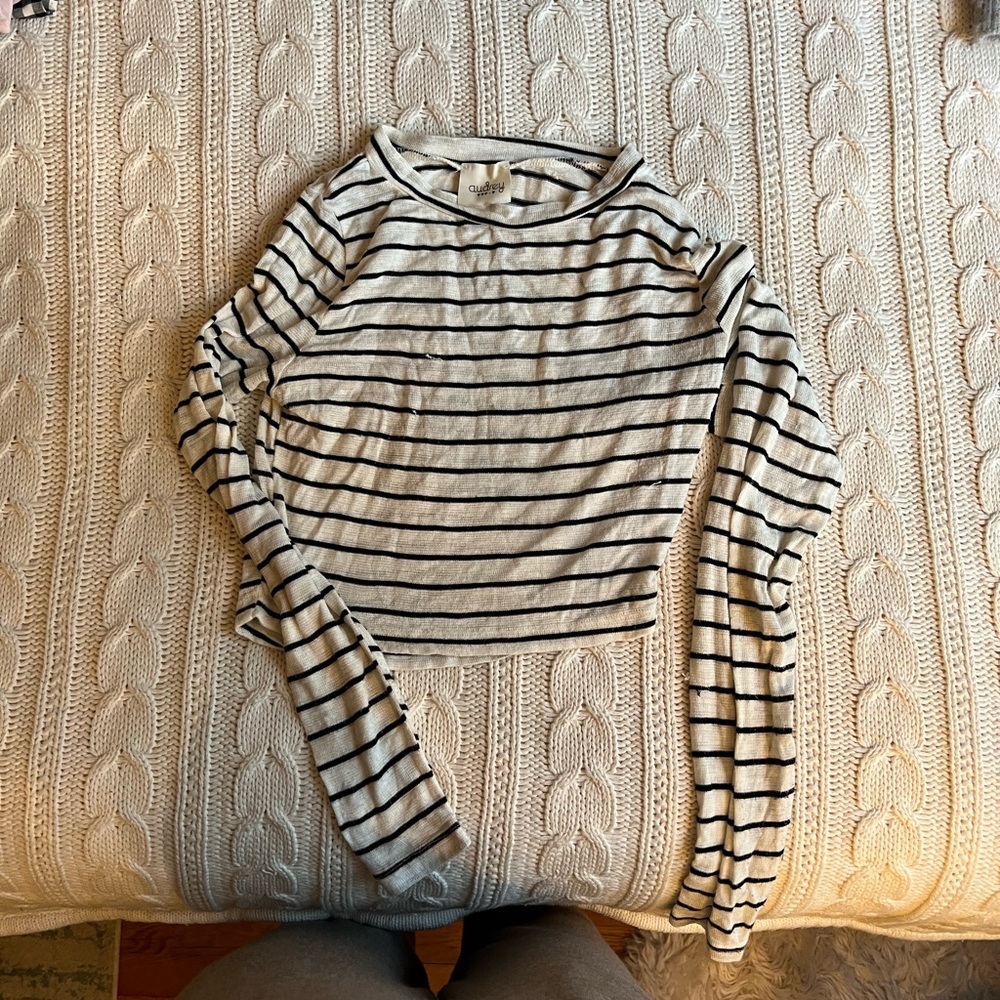 Cropped black and white sheet long sleeve top